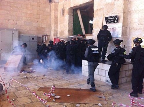 La police israélienne attaque les Palestiniens à la Mosquée Al-Aqsa (vidéo)
